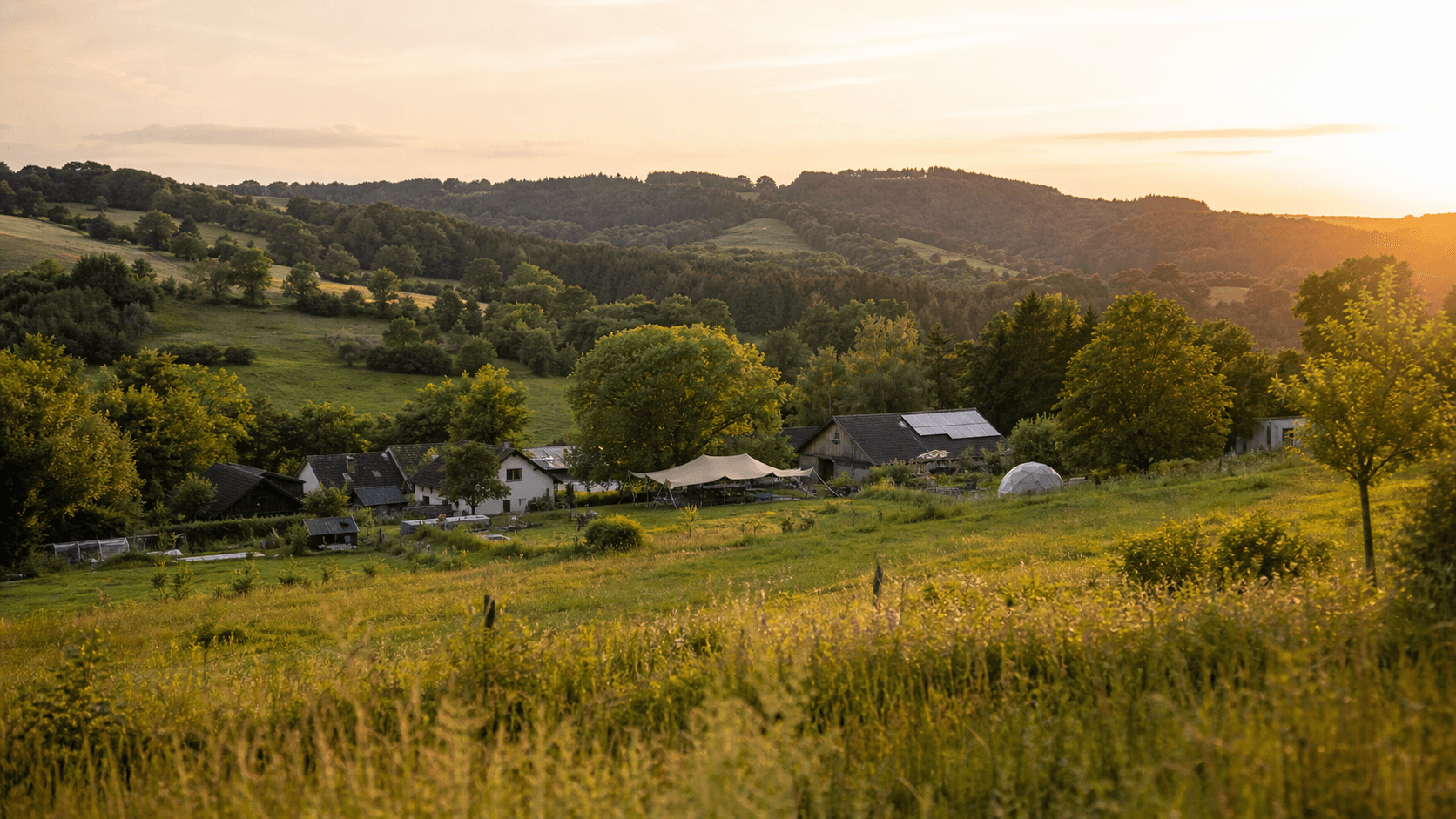 Weite Eifellandschaft am Beuerhof im warmen Abendlicht